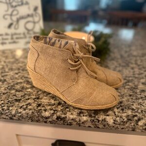 TOM’s Tan Burlap Wedge Booties | Womens Size 8 | Amazing Condition